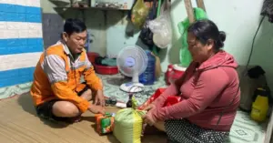 công nhân nghèo đón Tết xa nhà