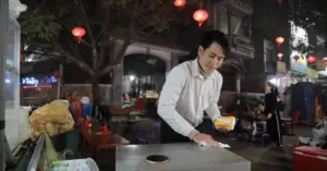 Nhân viên ngân hàng bán khoai nướng