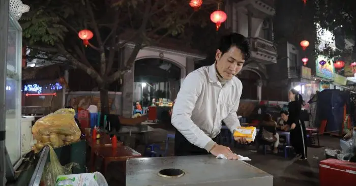Nhân viên ngân hàng bán khoai nướng