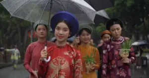 hàng trăm người tham gia đoàn diễu hành