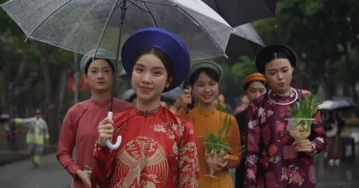 hàng trăm người tham gia đoàn diễu hành