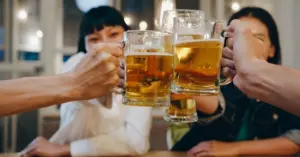 Ép người khác uống rượu bia
