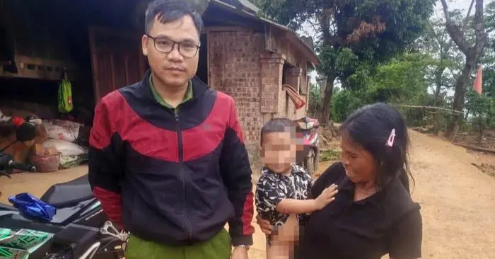 cán bộ công an cứu bé 2 tuổi