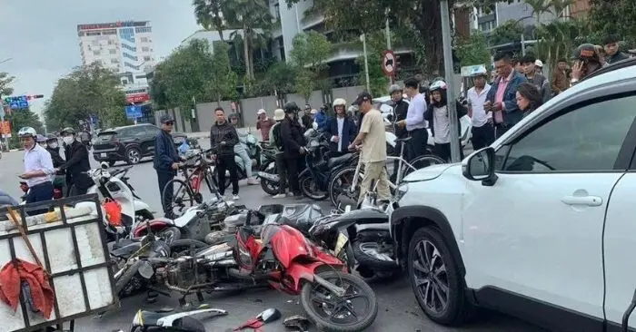 tài xế đạp nhầm chân