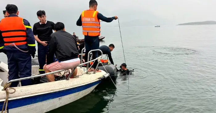 Vụ lật tàu hồ Thác Bà