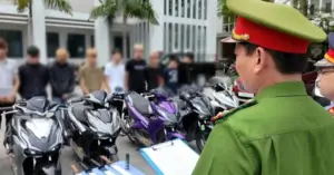 Cho là bị nhìn đểu