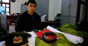giả danh công an lừa đảo rượu ngoại