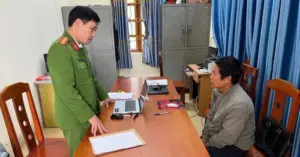 đối tượng truy nã 30 năm ra đầu thú