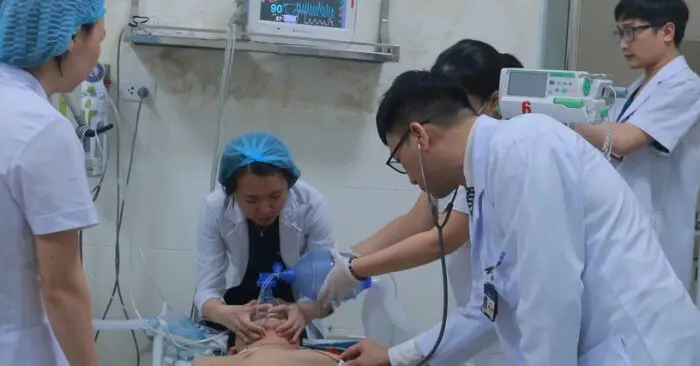 nhập viện cấp cứu đêm Giao thừa