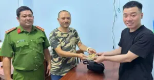 Công an trả lại tài sản đánh rơi