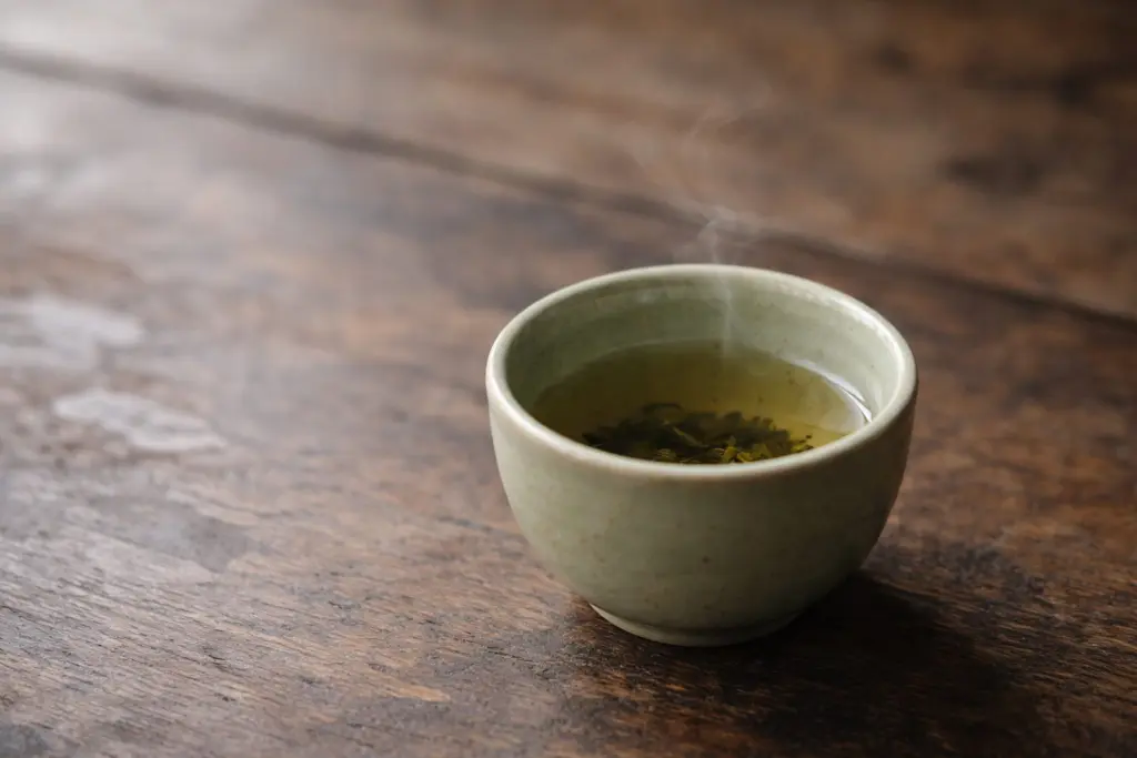 Chén chè xanh uống dở trong khoảnh khắc tạm dừng