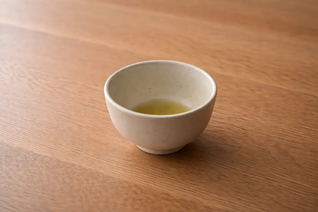 Chén chè đã uống xong, còn vệt nước chè nhạt.