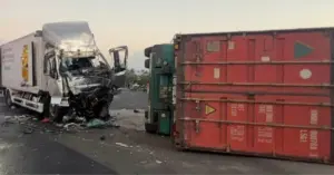 xe tải bẹp dúm.
