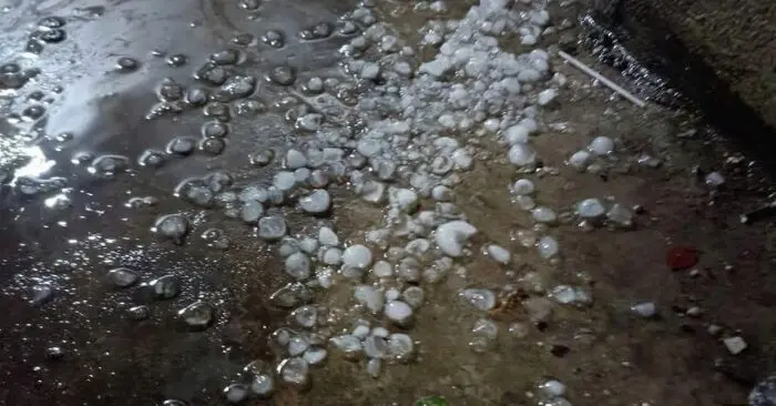 Mưa đá kèm giông lốc.
