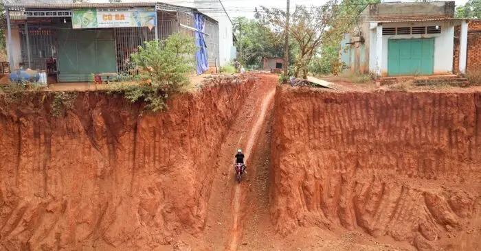 Nhà dân chênh vênh