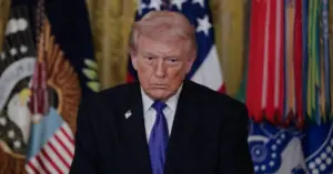Ông Trump cảnh báo làn sóng tấn công lớn nhất sắp đến Iran
