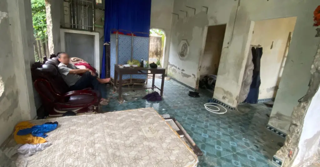 học sinh hành hạ người đàn ông Huế