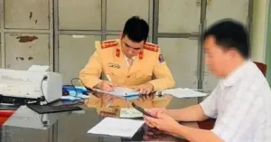 tài xế taxi dùng điện thoại