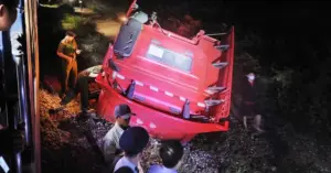 Xe đầu kéo vượt rào chắn