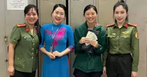 du khách Mỹ bỏ quên ví ở sân bay Đồng Hới