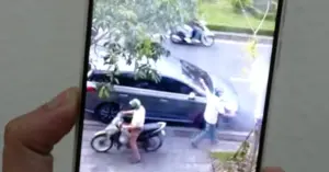 tài xế ô tô bị hai người đàn ông vây đánh