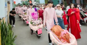chú rể dùng 9 xe rùa chở sính lễ