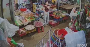 Cô gái ngất xỉu giữa chợ Hòa An