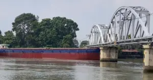 Tàu hàng va cầu Ghềnh