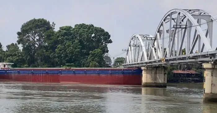 Tàu hàng va cầu Ghềnh