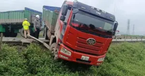 Ô tô đầu kéo húc văng xe máy