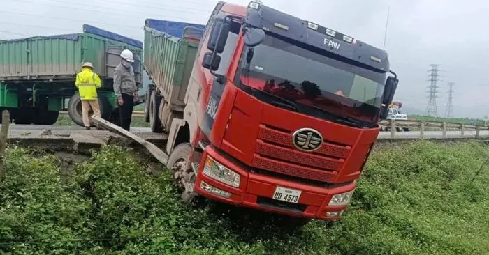 Ô tô đầu kéo húc văng xe máy
