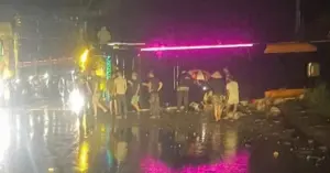 lật xe khách trong đêm mưa
