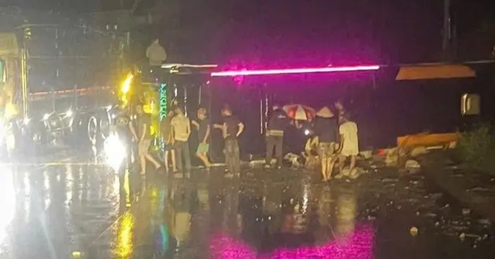 lật xe khách trong đêm mưa