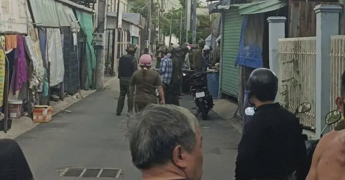 chém bạn nhậu cố thủ phòng trọ
