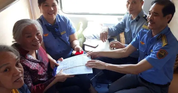 nhân viên tàu hỏa trả lại dây chuyền vàng