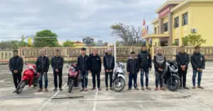 nhóm thanh thiếu niên chém người