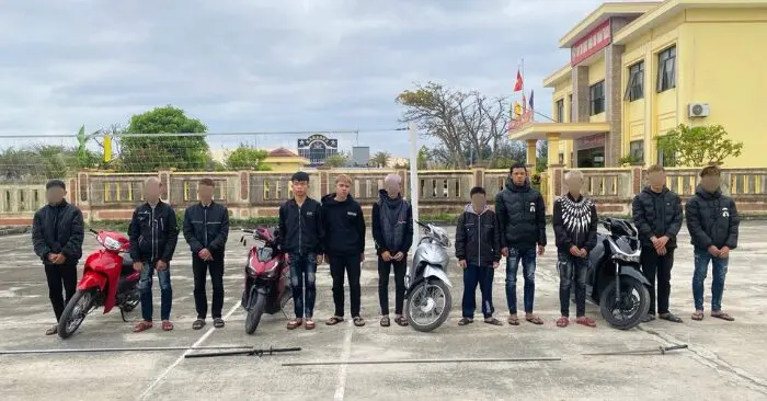nhóm thanh thiếu niên chém người