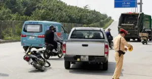 tài xế bán tải chèn xe máy
