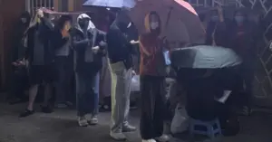phụ huynh xếp hàng lớp 10 Hà Nội