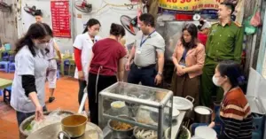quán bún riêu Hàng Lược bị đình chỉ