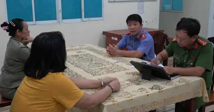 gây rối tiệm vàng