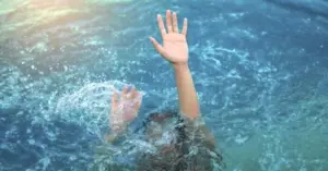 bé trai đuối nước