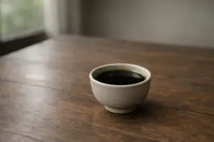 Chén chè pha đậm với màu nước sẫm hơn.