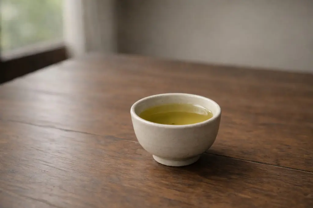 Chén chè pha loãng với màu nước nhạt.