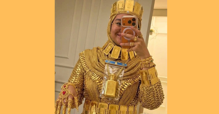 cô dâu mặc đồ dát vàng