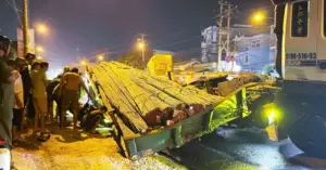 Thép rơi từ xe đầu kéo