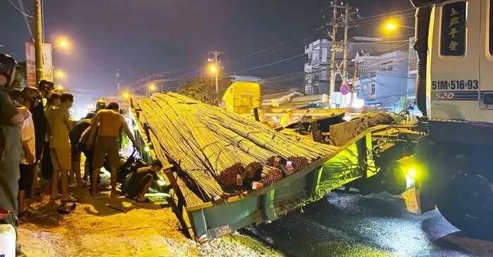 Thép rơi từ xe đầu kéo