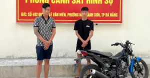 thiếu niên cầm kiếm