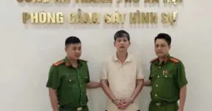Một người bị bắt vì đỗ ôtô chắn barie lối vào hầm chung cư Hinode City do mâu thuẫn về giá dịch vụ với chủ đầu tư.