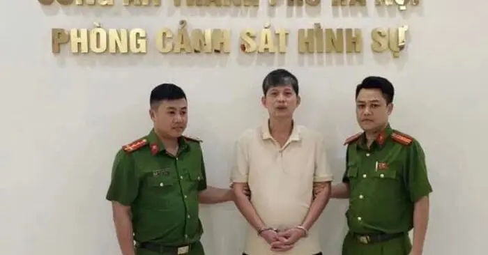 Một người bị bắt vì đỗ ôtô chắn barie lối vào hầm chung cư Hinode City do mâu thuẫn về giá dịch vụ với chủ đầu tư.